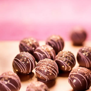 Gold cake decorations for elegant baking