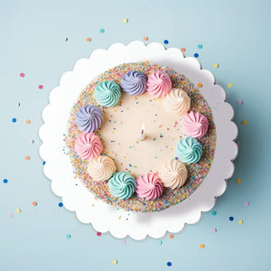 Round white cake board with decorative scalloped edging