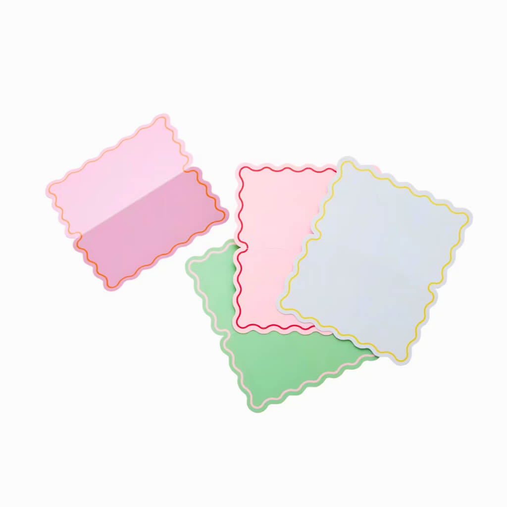 Set of 8 bright and pastel folded place cards with wavy borders for name settings