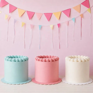 Round pastel coloured cake boards with a decorative scalloped edge