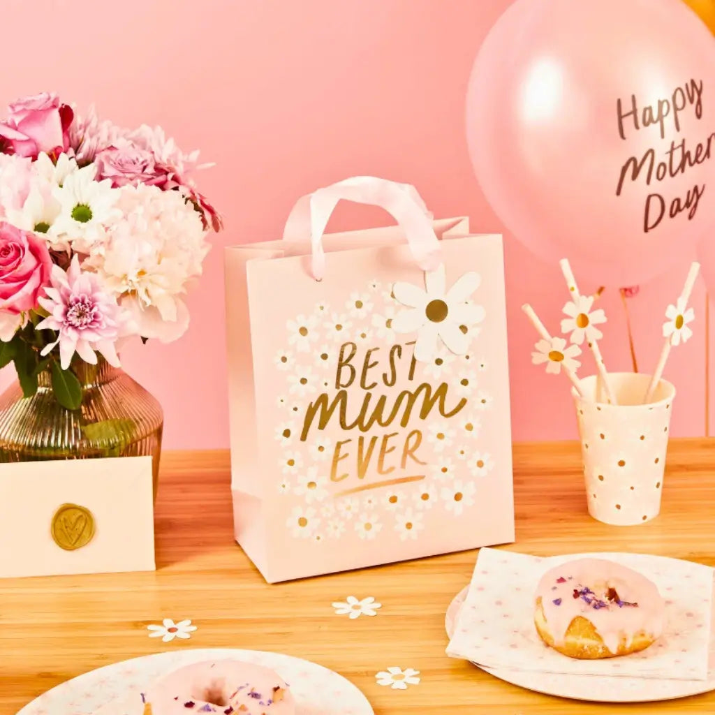 Pink Best Mum Ever gift bag with white daisy flowers