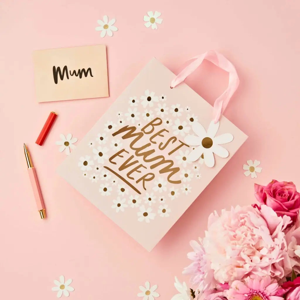 Pink Best Mum Ever gift bag with white daisy flowers