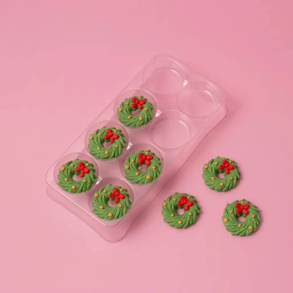 Green and red Christmas wreath sugar decorations