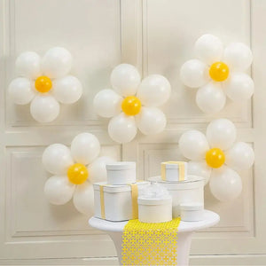 White Daisy Latex Balloons 5pk - Gold Centre