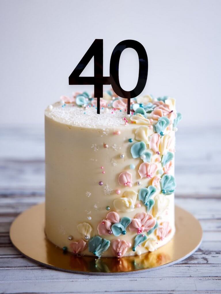 40 שמח #gargeran #biscuit #vanilla #strawberry #40 #birthdaycake #macarons  #popcorn #cho… | 40th birthday cakes, 40th birthday cake for women, Number birthday  cakes
