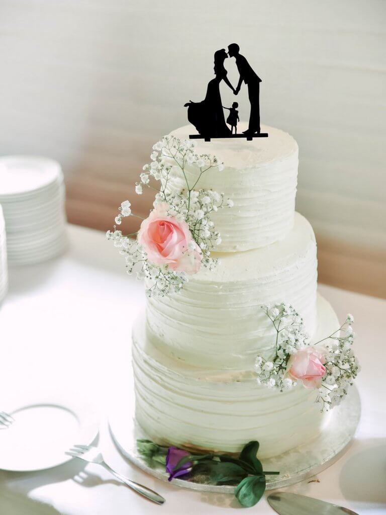 Silhouette Kissing Bride and Groom with a Girl Wedding Family Cake ...